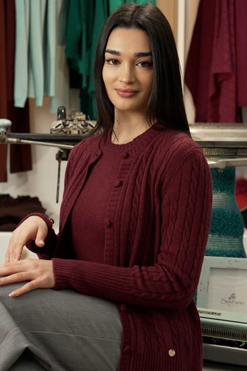 Twin set a trecce in cashmere blend con cardigan e t-shirt a rasato