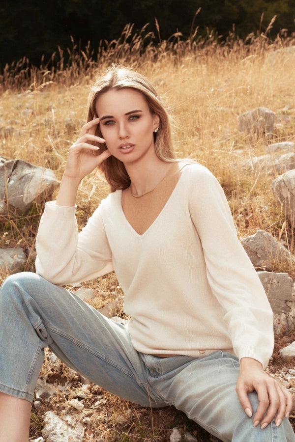 Two-tone cashmere blend twin set with V-neck and plain tank top