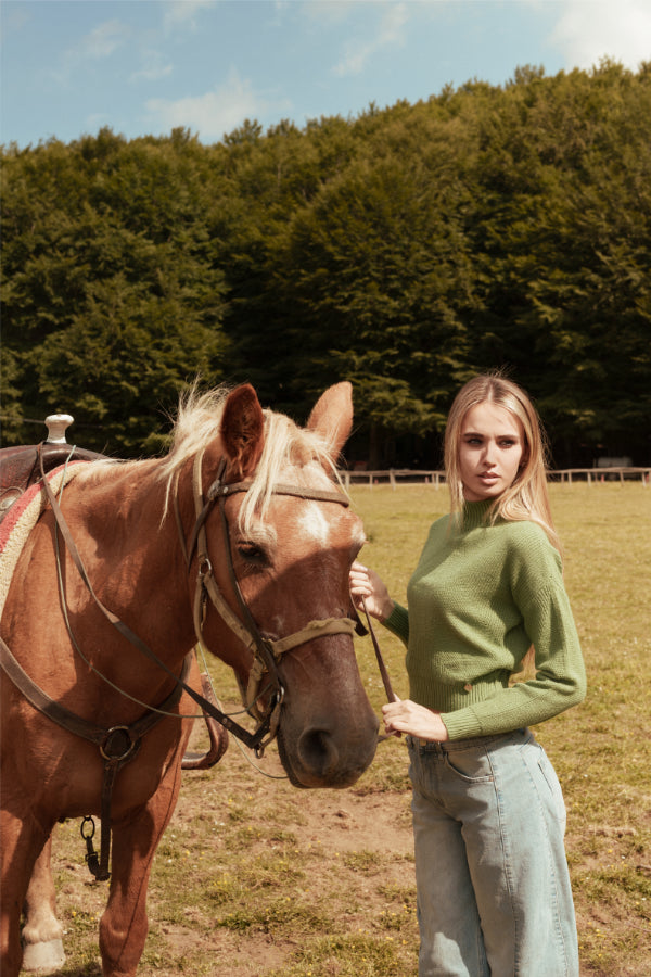 Pullover mezzo collo crop con motivo trasversale in lana e viscosa